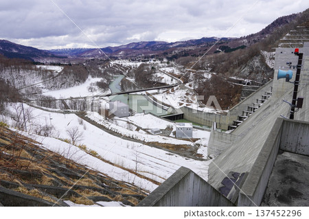 從左岸眺望夕張舒帕羅大壩下游。 137452296