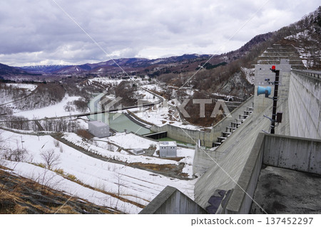 從左岸眺望夕張舒帕羅大壩下游。 137452297