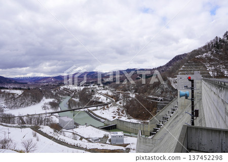 從左岸眺望夕張舒帕羅大壩下游。 137452298