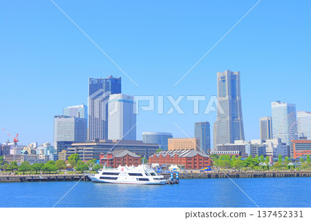 神奈川縣橫濱市橫濱紅磚倉庫與地標塔風景 137452331