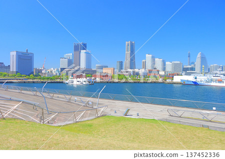 神奈川縣橫濱市橫濱紅磚倉庫與地標塔風景 137452336