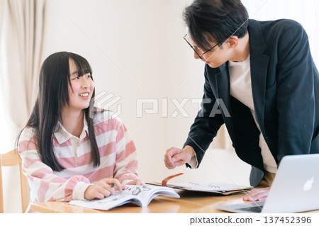 高中生接受私人教師一對一的考前輔導。 137452396