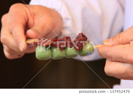 一位工匠將豆沙餡倒入草團子中 137452470