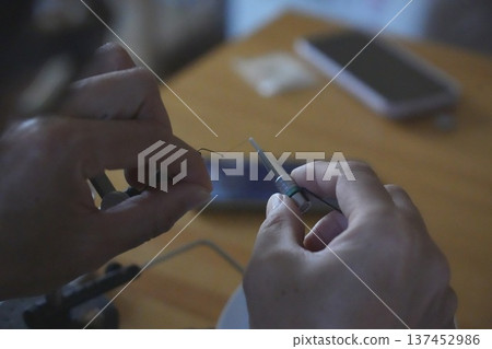 一個男人拍蒼蠅 137452986