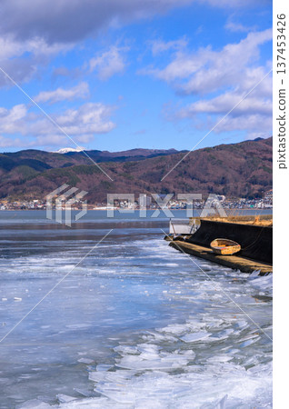 Winter scenery along Lake Suwa 137453426