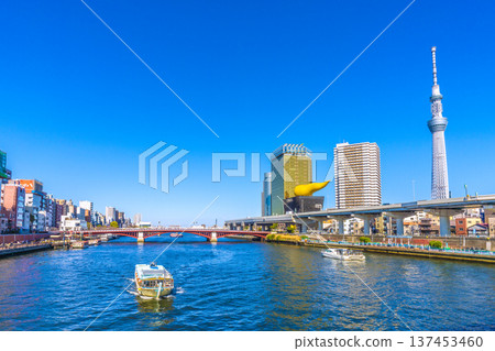 日本東京城市景觀中的三艘珍稀船。屋形船、Urban Ranch III、龍馬、東京晴空塔等景色盡收眼底。 = 三月 日本東京城市景觀中的三艘珍稀船。屋形船、Urban Ranch III、龍馬、東京晴空塔等景色盡收眼底。 = 三月 137453460