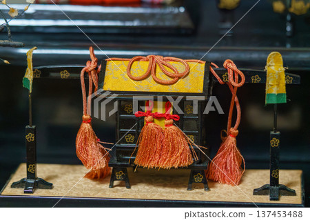 裝飾著便攜式神龕飾品的玩偶 裝飾著便攜式神龕飾品的玩偶 137453488