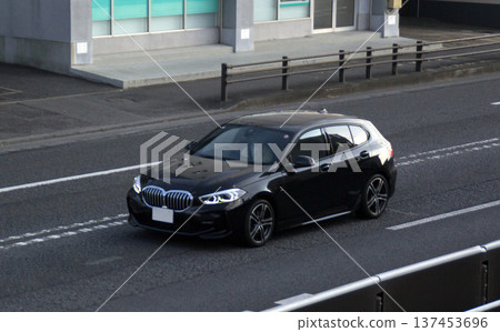 小型汽車在路上行駛 137453696