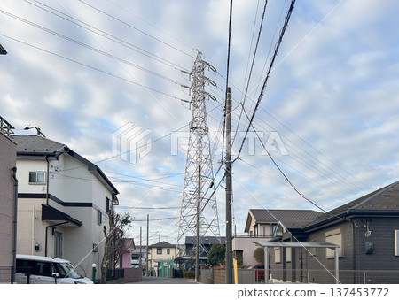 住宅區的輸電塔 137453772