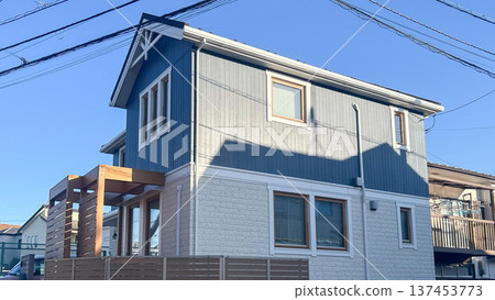 斯堪的納維亞風格的房子，配有木質窗框和三層玻璃窗。 137453773