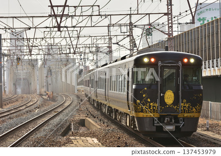 旅遊特快列車「花咲」途經塚本。 137453979