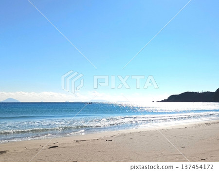 Shirahama Beach and the horizon 137454172