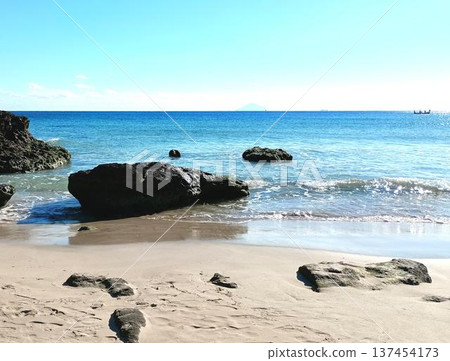 Shirahama Beach and the horizon 137454173