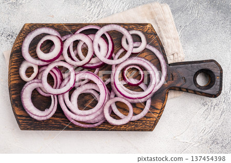 Sliced rings of red onion or purple onion. grey background. top view 137454398