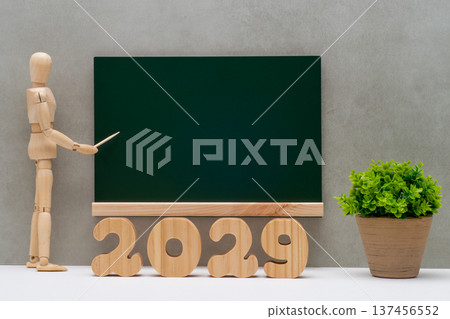 2029 wooden blocks, blackboard and drawing doll 137456552
