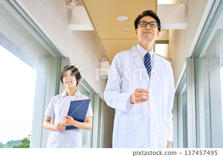 醫院走廊裡，微笑的醫生和護士們排成一列，這是一張醫學照片。 137457495