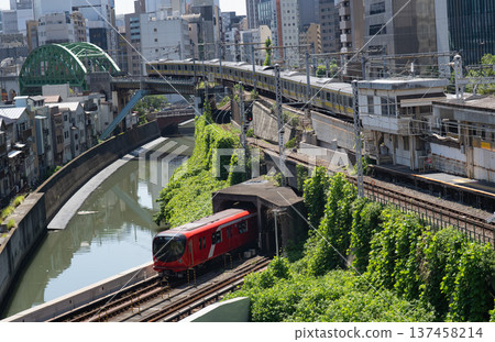 御茶之水站週邊的鐵路風光 137458214