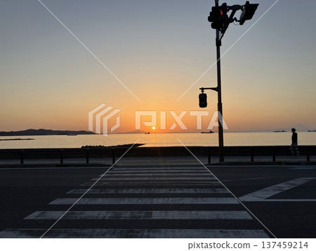 Silhouettes of people walking along the coastal road at dusk and Mount Fuji in the distance, Tateyama City, Chiba Prefecture Silhouettes of people walking along the coastal road at dusk and Mount Fuji in the distance, Tateyama City, Chiba Prefecture 137459214