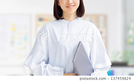 帶筆記型電腦的女人/女商人 137459824