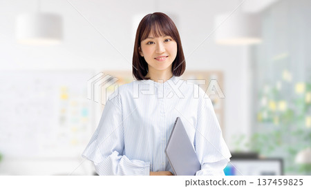 帶筆記型電腦的女人/女商人 137459825