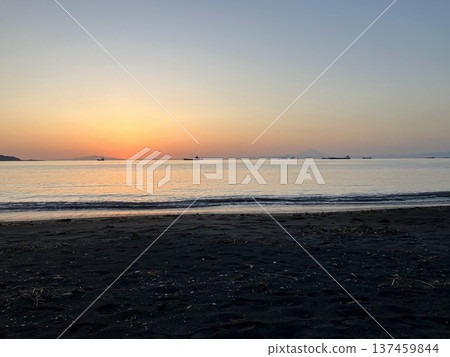 The sandy beach of Yawata Beach bathed in the glow of the setting sun and Mount Fuji visible in the distance, Tateyama City, Chiba Prefecture The sandy beach of Yawata Beach bathed in the glow of the setting sun and Mount Fuji visible in the distance, Tateyama City, Chiba Prefecture 137459844