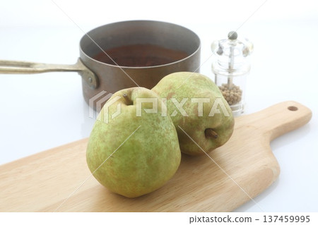 法國梨和砧板 法國梨和砧板 137459995