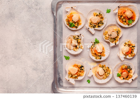 Cooked scallops with sauce 137460139
