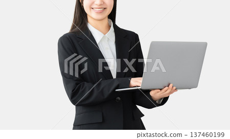 擁有電腦的年輕女性/職業女性 擁有電腦的年輕女性/職業女性 137460199