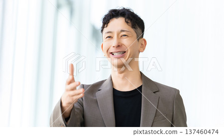 男性商人微笑著交談 男性商人微笑著交談 137460474