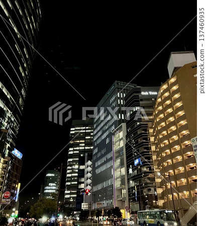城市景觀，城市建築和路燈仰望夜空。 137460935