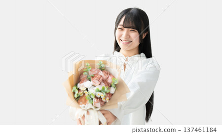 一位微笑的女子遞上一束鮮花——母親節圖片 137461184