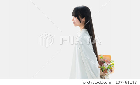 一位微笑的女子手捧一束鮮花,母親節圖片 一位微笑的女子手捧一束鮮花,母親節圖片 137461188