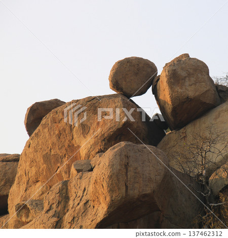 Balancing boulder in Basapur, Hampi, India. Balancing boulder in Basapur, Hampi, India. 137462312