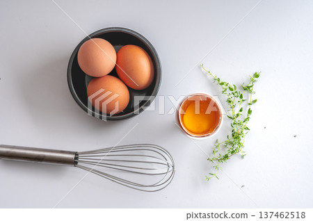 Eco Fresh Eggs and Cracked Egg Detail Eco Fresh Eggs and Cracked Egg Detail 137462518