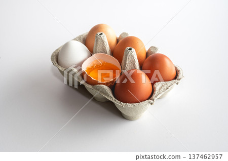 Farm Eggs with Cracked Egg in Carton Farm Eggs with Cracked Egg in Carton 137462957