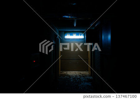 夜間緊急出口 137467100