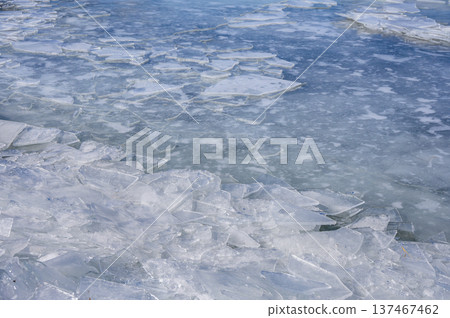 Ice formations on Lake Suwa 137467462