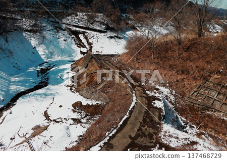[Kanagawa Prefecture] A submerged section of the old Kanagawa Prefectural Route 64 has emerged from the bottom of Lake Miyagase for the first time in decades due to a record drought. 137468729