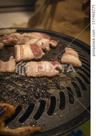 Scene of grilling pork Yakiniku Scene of grilling pork Yakiniku 137468775
