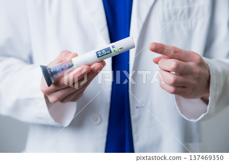 穿著白色衣服的一個年輕人 穿著白色衣服的一個年輕人 137469350
