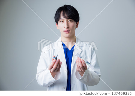 穿著白色衣服的一個年輕人 137469355