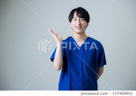 穿著白色衣服的一個年輕人 137469601