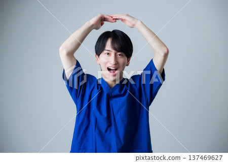 穿著白色衣服的一個年輕人 穿著白色衣服的一個年輕人 137469627