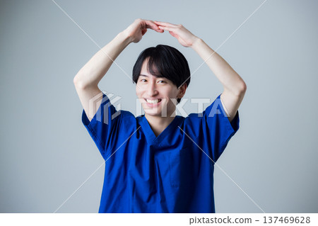 穿著白色衣服的一個年輕人 穿著白色衣服的一個年輕人 137469628