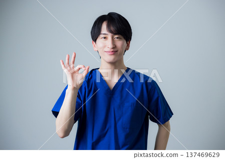 穿著白色衣服的一個年輕人 137469629