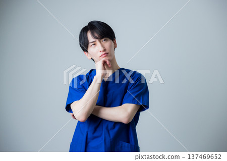 穿著白色衣服的一個年輕人 137469652