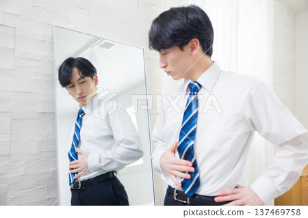 看鏡子的一個年輕人 看鏡子的一個年輕人 137469758