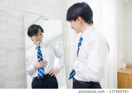 看鏡子的一個年輕人 137469761