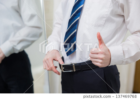 看鏡子的一個年輕人 137469768