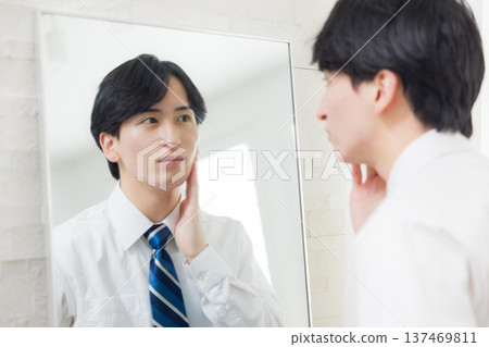 看鏡子的一個年輕人 看鏡子的一個年輕人 137469811